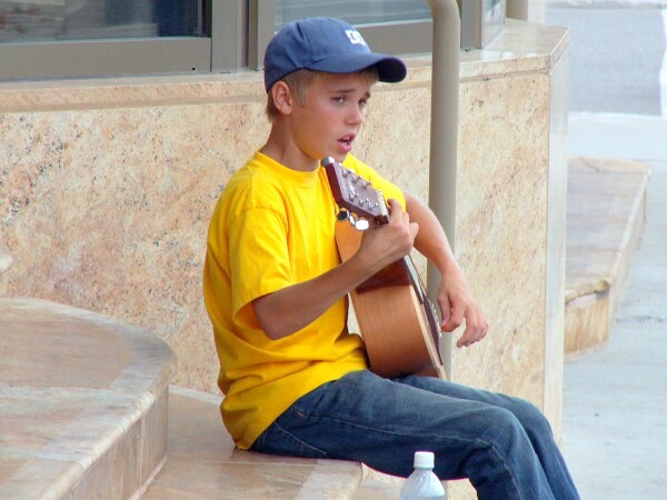 Justin Bieber tocando la guitarra en sus inicios