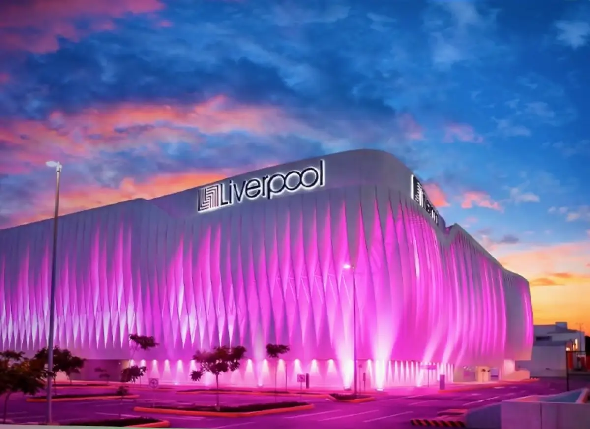 La fachada de un centro comercial de Liverpool iluminada por luces rosas.