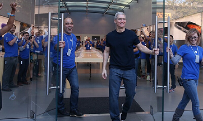 El CEO de Apple, Tim Cook, acudió a las tiendas durante el lanzamiento a la venta del iPhone 6. (Foto: Getty Images)