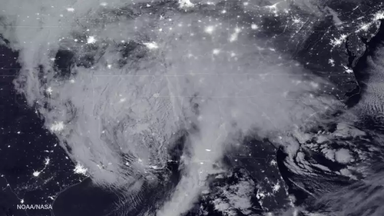 La tormenta que golpea la Costa Este puede ser observada en esta imagen de satélite tomada en la madrugada del 22 de enero.