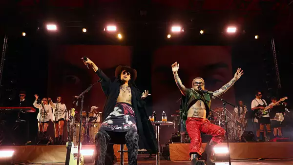 Foto de Ca7riel y Paco Amoroso durante su concierto en el Coachella 2025.