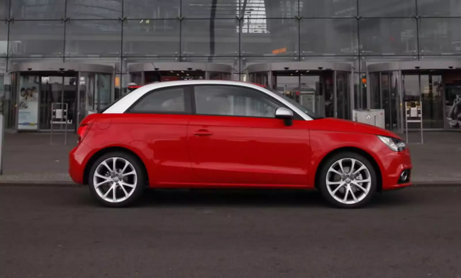 En el interior tiene una pantalla retráctil de 6.5 pulgadas que permite controlar todas las funciones como el sistema de navegación con vista en 3D y posibilidad de visualizar las vistas de Google Earth.