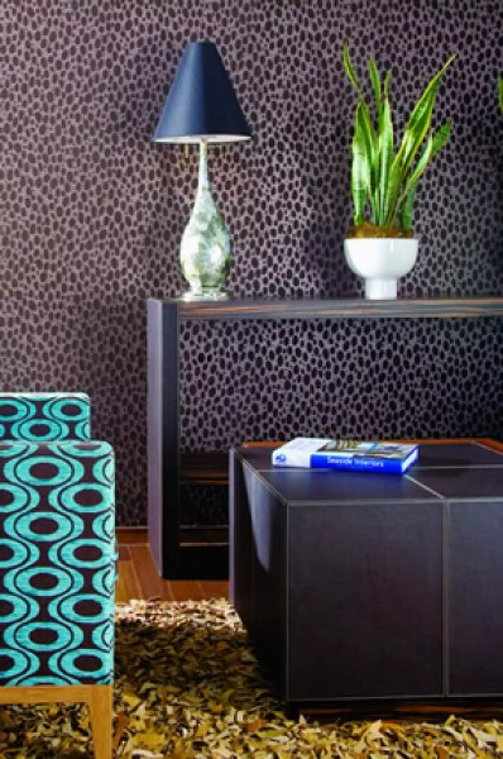 BRIGHT ON BROWN Mesa de centro de piel, Martínez & Sordo, 20,700 pesos. Maceta de cerámica, Azza, 657 pesos. Lámpara de concha de abulón y consola de ébano y piel, Martínez & Sordo.