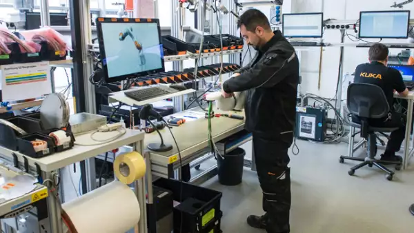3. KUKA es de los productores l�deres de robots industriales , especialmente para la industria automotriz