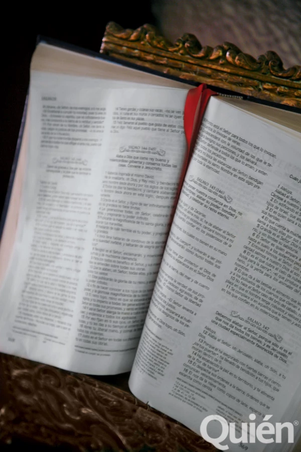 En el comedor, a un lado de la entrada de la cocina está la Biblia. Fox comenta: “Rezo en las mañanas, cuando me levanto, y antes de dormir”.