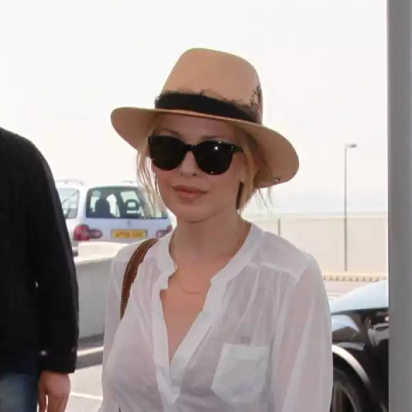 Kylie Minogue en el aeropuerto de Londres.