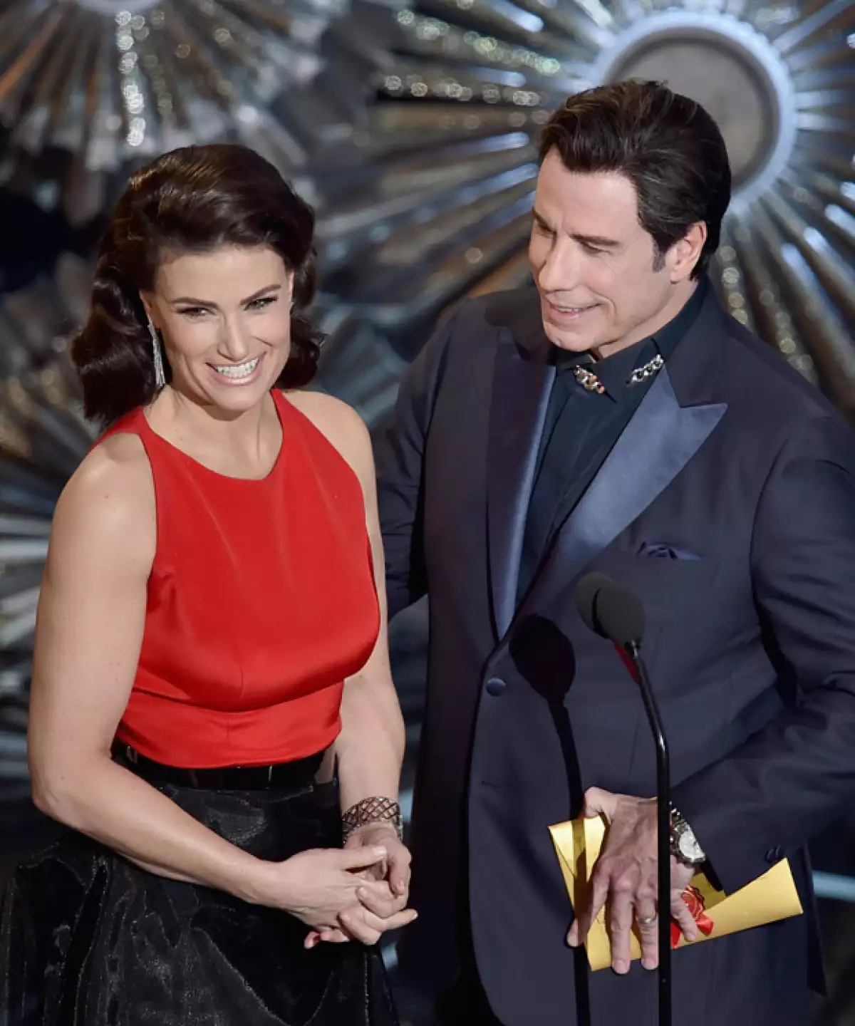 Entregaron juntos el premio por Mejor Canción Original, momento en que ella lo presentó con otro nombre, recordando el error que él cometió el año pasado.