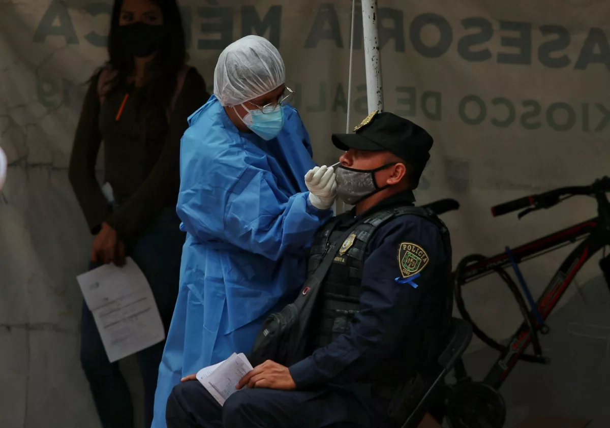 Decenas de personas realizan fila para realizarse una prueba COVID-19 en la Alcaldía Cuauhtémoc.