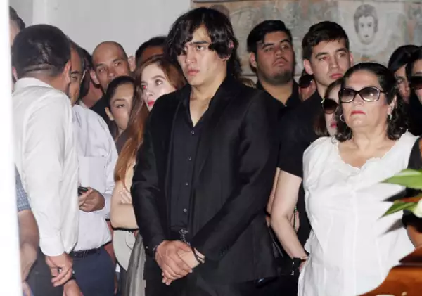 Joan Sebastian, según revelaron, murió en los brazos de su hijo Julián, siendo José Manuel quien le cerrara los ojos.