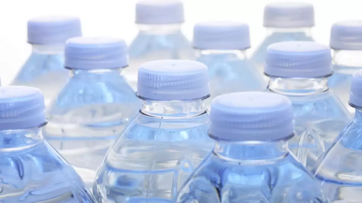 botellas de plastico con agua