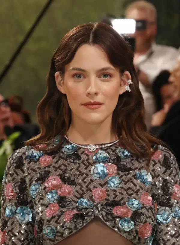 ¿Por qué se hizo tendencia el maquillaje sin máscara de pestañas?