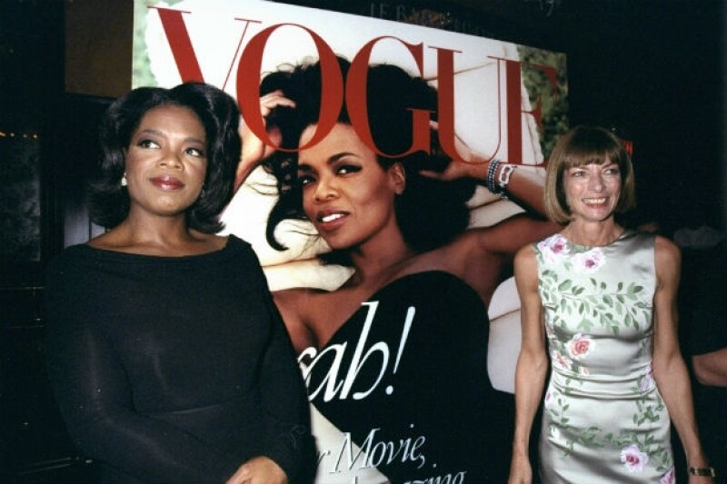 La leyenda dice que Anna puso a bajar de peso a Oprah Winfrey para publicarla en la portada de Vogue, aquí en 1998.