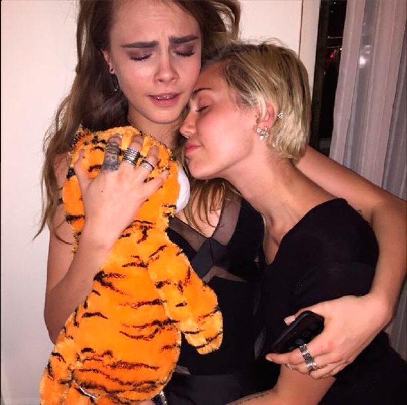 Cara Delevingne también se mostró cariñosa con Miley.