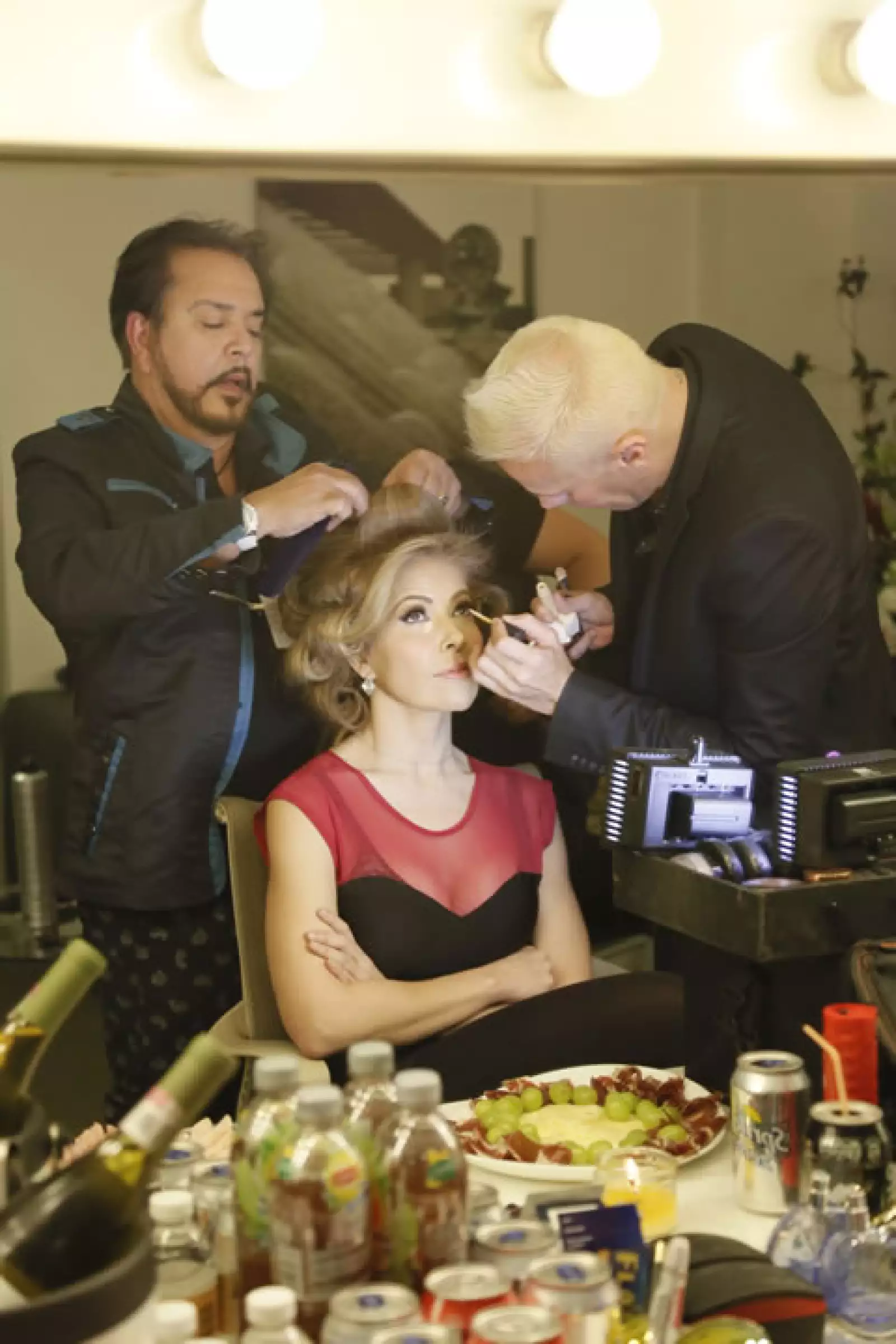 Cada detalle del maquillaje y peinado fue cuidadosamente cuidado para ella.