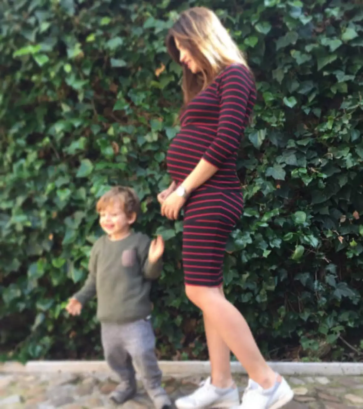 Sara Carbonero ya no puede esconder lo grande que está su baby bump.