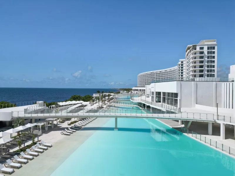 imagen panorámica de AVA Resort Cancun el nuevo hotel de 1,622 habitaciones.