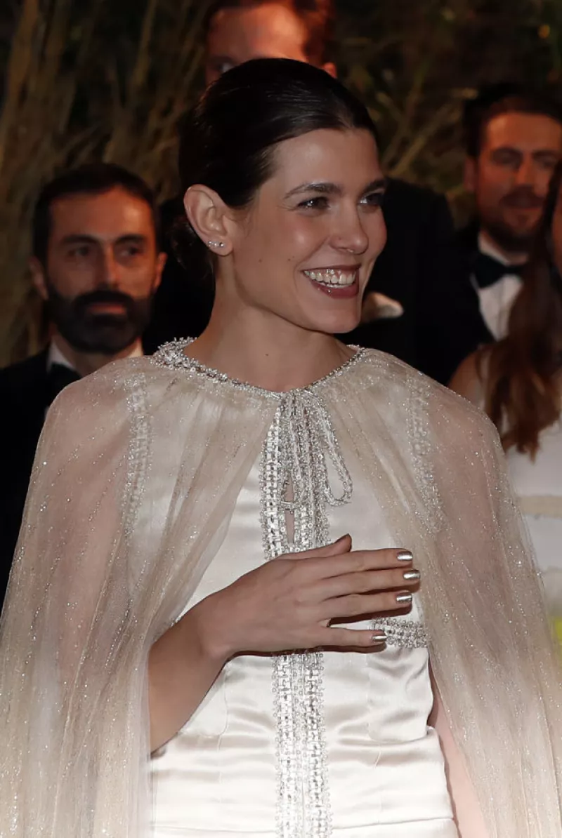 Durante el Baile de la Rosa, el vientre de la princesa se veía un poco voluminoso, lo que provocó que la prensa internacional comenzara a decir que se trata de un nuevo bebé. ¿Será?