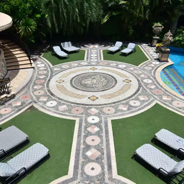 El complejo tiene 6,100 metros cuadrados, dispone de 10 suites, 11 baños y una piscina de mosaicos con incrustaciones en oro.