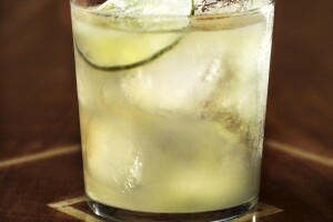 Bandido verde, coctel con limón, mezcal y Ancho Reyes Verde