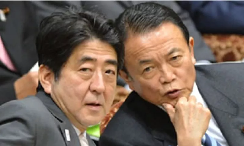 El Gobierno de Shinzo Abe (izq.), aquí con Taro Aso, presionó al Banco de Japón para que instaurara herramientas más agresivas para abatir la deflación. (Foto: Cortesía CNNMoney.com)
