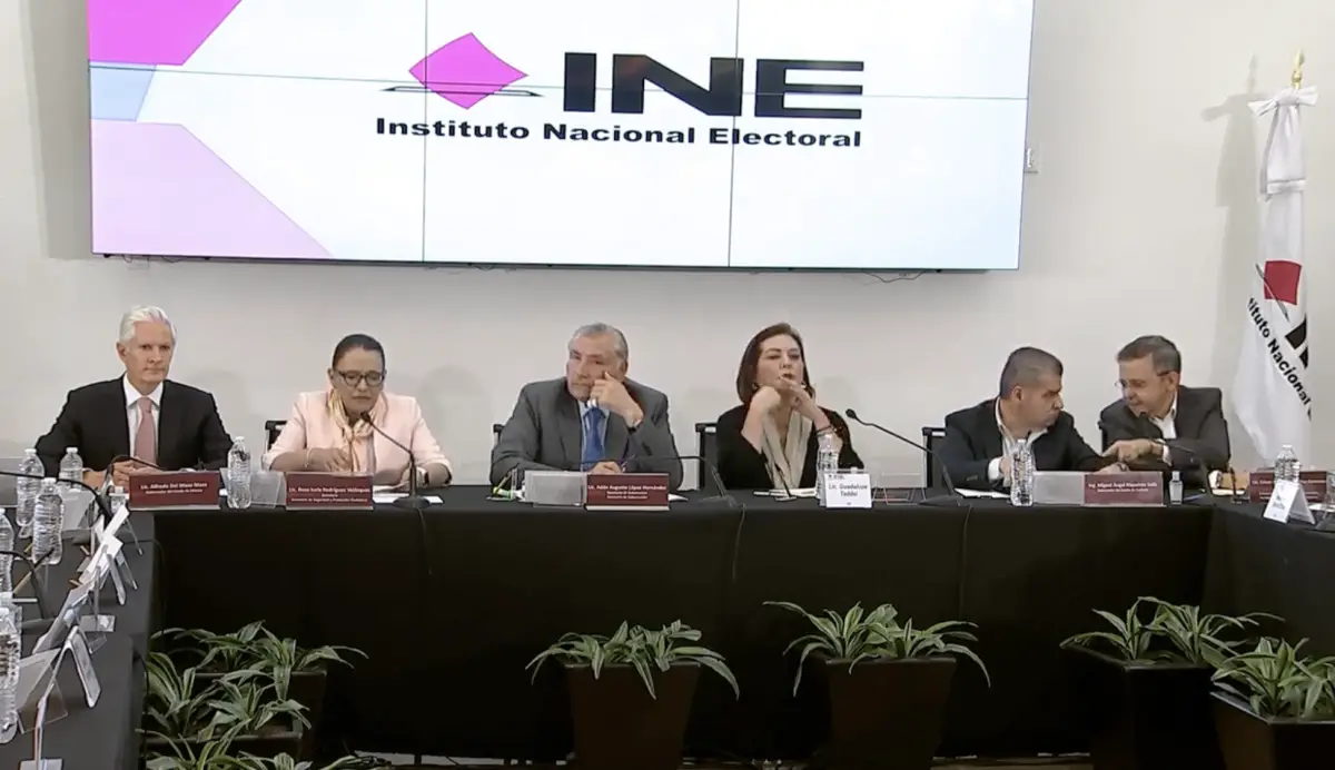 Adán Augusto en el INE