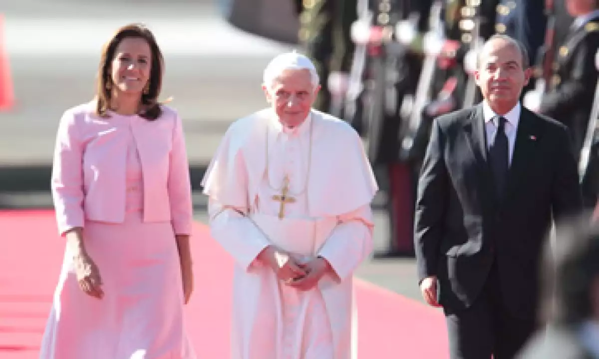 Benedicto XVI llegó a México luego de viajar 14 horas desde Roma. (Foto: Notimex)