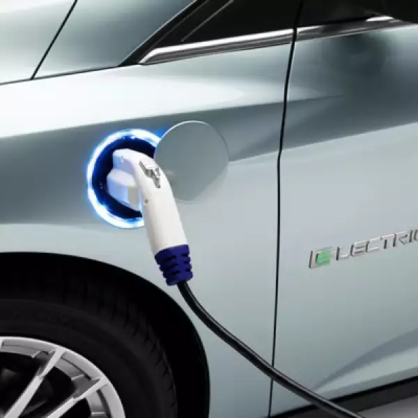 Es capaz de recargarse completamente en tres a cuatro horas en una estación de electricidad de 240 voltios montada en la pared.