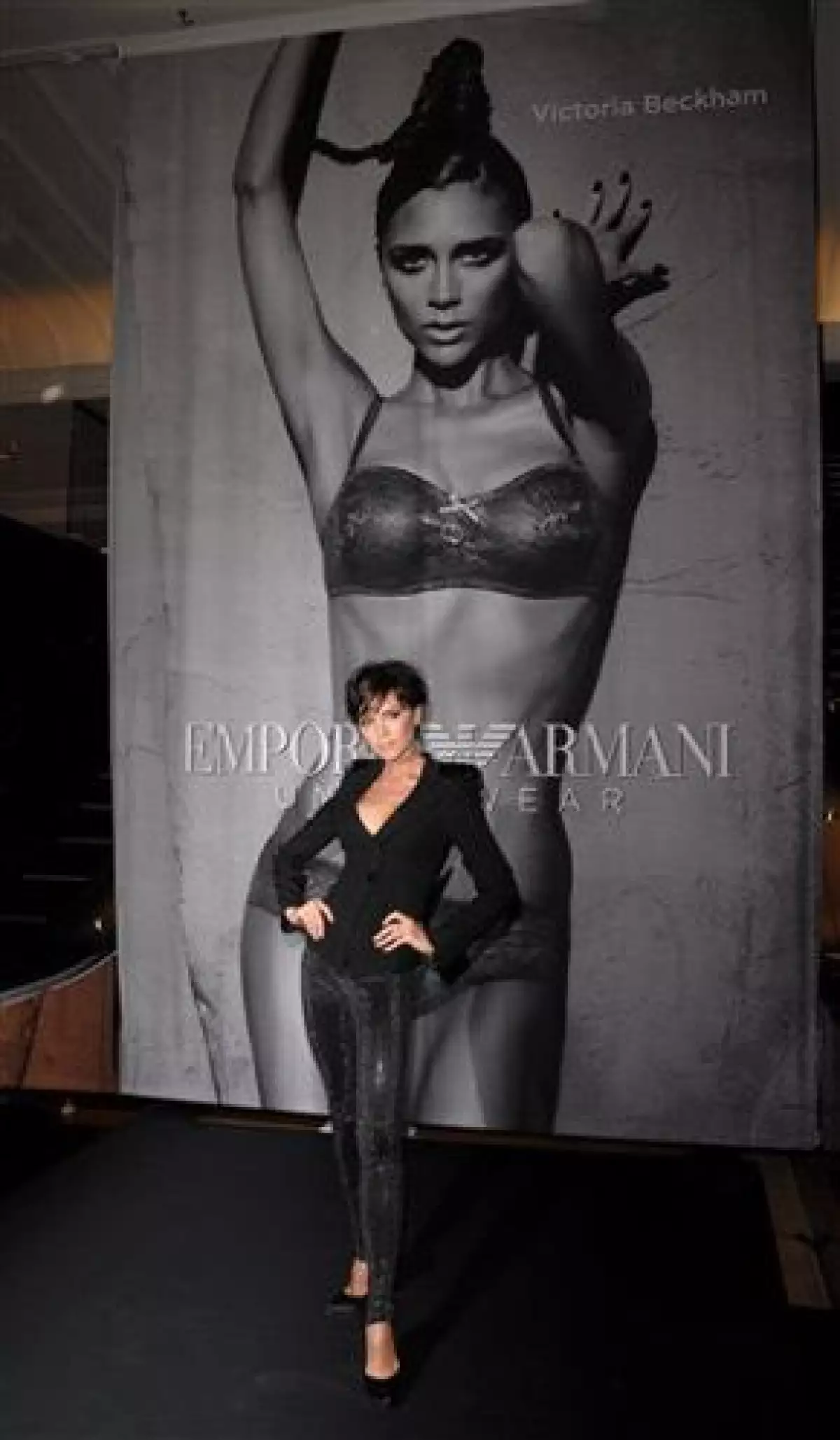 La esposa de David Beckham posa para la firma un coordinado de sostén y pantaleta en la que luce su bien cuidado cuerpo.