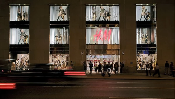 La cadena H&M anunció que llegará a territorio nacional en otoño de 2012, al Centro Comercial Santa Fé, al poniente de la Ciudad de México. En la imagen podemos ver una de sus tiendas en la Gran Manzana.