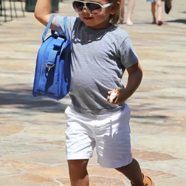 ¡Con bolsa y todo! Mason Disick apuesta por los accesorios con este look.