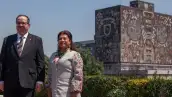 El rector de la UNAM Leonardo Lomelí y la jefa de Gobierno de la CDMX, Clara Brugada, y de fondo la Biblioteca Central. 