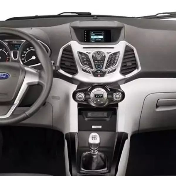 Hay dos niveles de confort, SE y Titanium. De serie, las dos configuraciones comparten el asiento del pasajero manual, controles para audio en el volante y columna de dirección abatible, entre otras características.