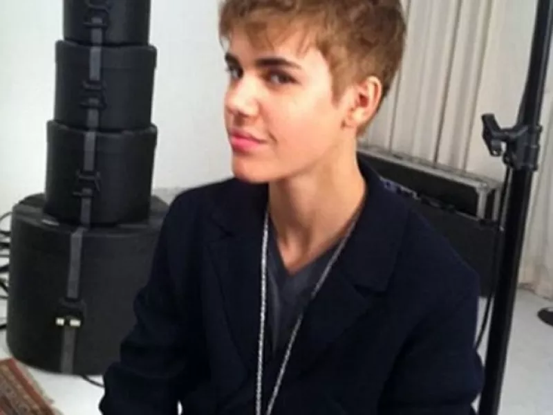 El cantante adelantó ayer en Twitter que estaba pensando en cambiar de look y hoy ya se ha publicado una imagen con su nuevo estilo.