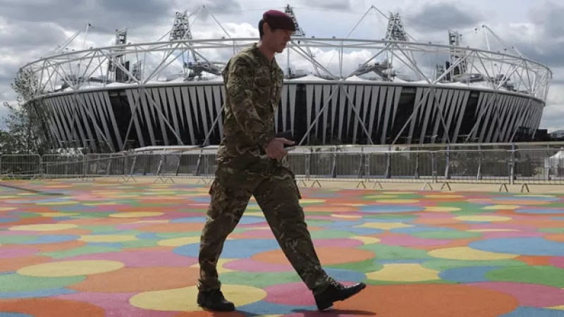 Un militar vigila los juegos olímpicos