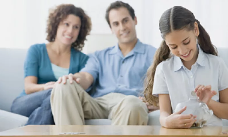 Quizá al principio no sea fácil enseñar a tus hijos a manejar su dinero, pero no importa qué tan mal tome el niño las primeras explicaciones, hay que seguir intentando, señalan los expertos.  (Foto: Getty Images)