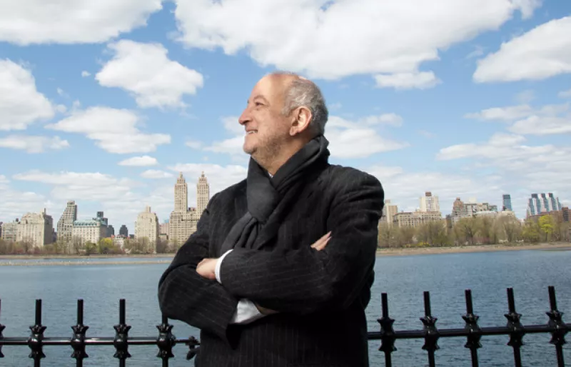 Es uno de los visionarios que está cambiando el perfil de la ciudad. Ahora mismo está trabajando en proyectos con la NASA y La Biblioteca pública de NY.