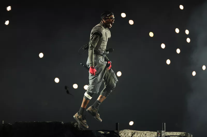 ¡Solo 20 minutos! Travis Scott desata furia de sus fans en Estambul tras ofrecer corto show