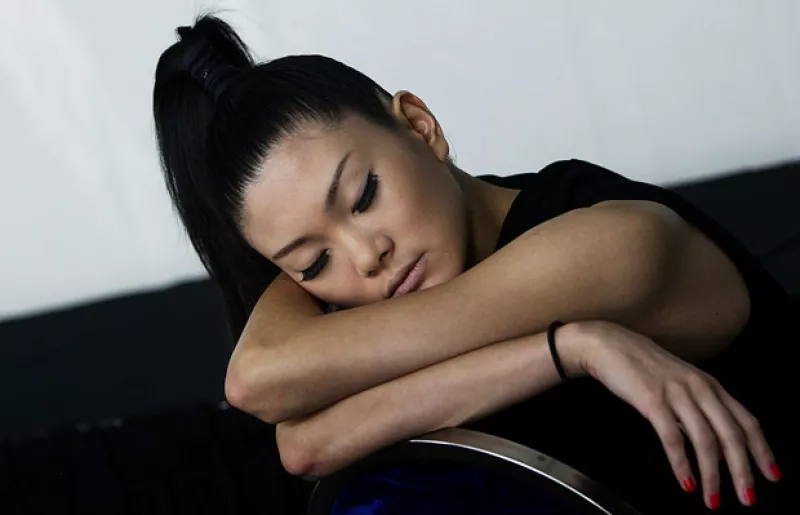 Nuestra generación vive la vida a toda prisa y muchas veces nos olvidamos de la importancia del descanso. Pero hay otras razones por las que podemos sentirnos cansadas además de la falta de sueño.