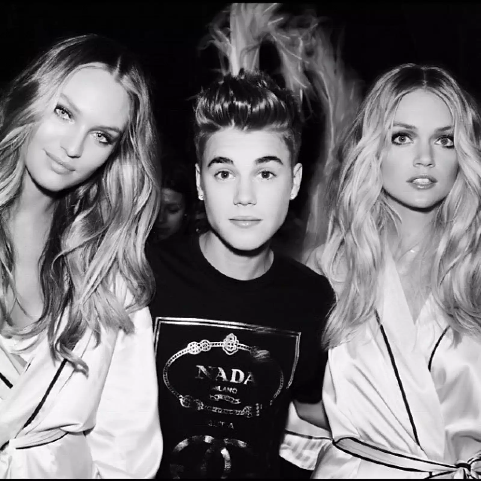 Justin Bieber estuvo en el backstage y posó con algunos ángeles. Aquí con Candice Swanepoel y Lindsay Ellingson.