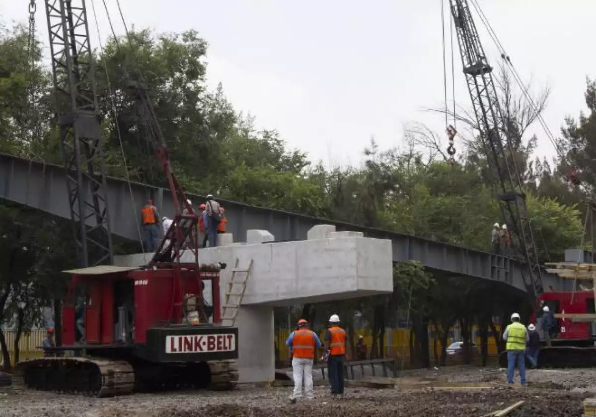 Trabajos de construcci�n de puente vehicular en Circuito Interior R�o Churubusco