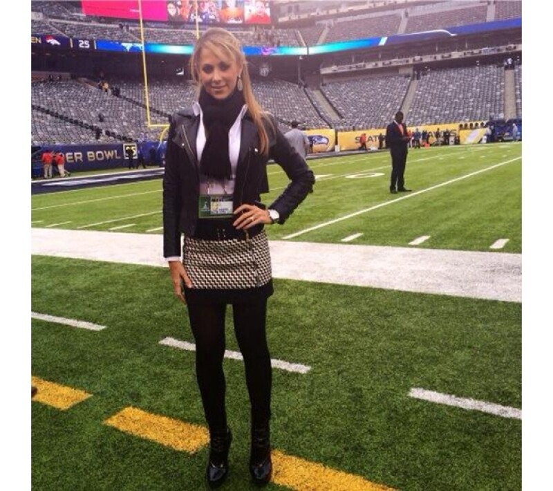 Por su parte Inés Sainz reportó en directo desde el estadio Metlife y no pudo dejar de compartir su característica foto en el estadio.