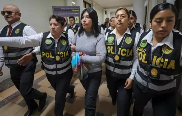 Esta foto de folleto publicada por el Poder Judicial peruano muestra a la exjefa de gabinete de Perú, Betssy Chávez, esposada siendo puesta por el personal de la policía nacional a su llegada a la Corte Suprema de Investigación Preparatoria en el Palacio de Justicia en Lima el 21 de junio de 2023. El poder judicial peruano, el 21 de noviembre de 2025, ordenó cinco meses de detención preventiva y emitió una orden de arresto internacional para la ex primera ministra Betssy Chávez, que está buscando asilo en la residencia de la embajada de México en Lima.
