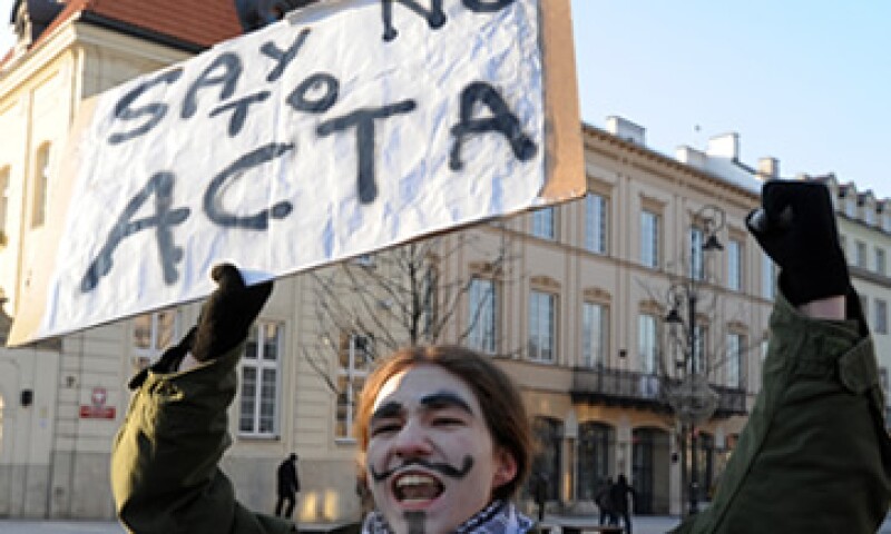 En Alemania las protestas se acompañaron con máscaras del personaje Guy Fawkes, símbolo de muchos activistas en Internet. (Foto: AP)
