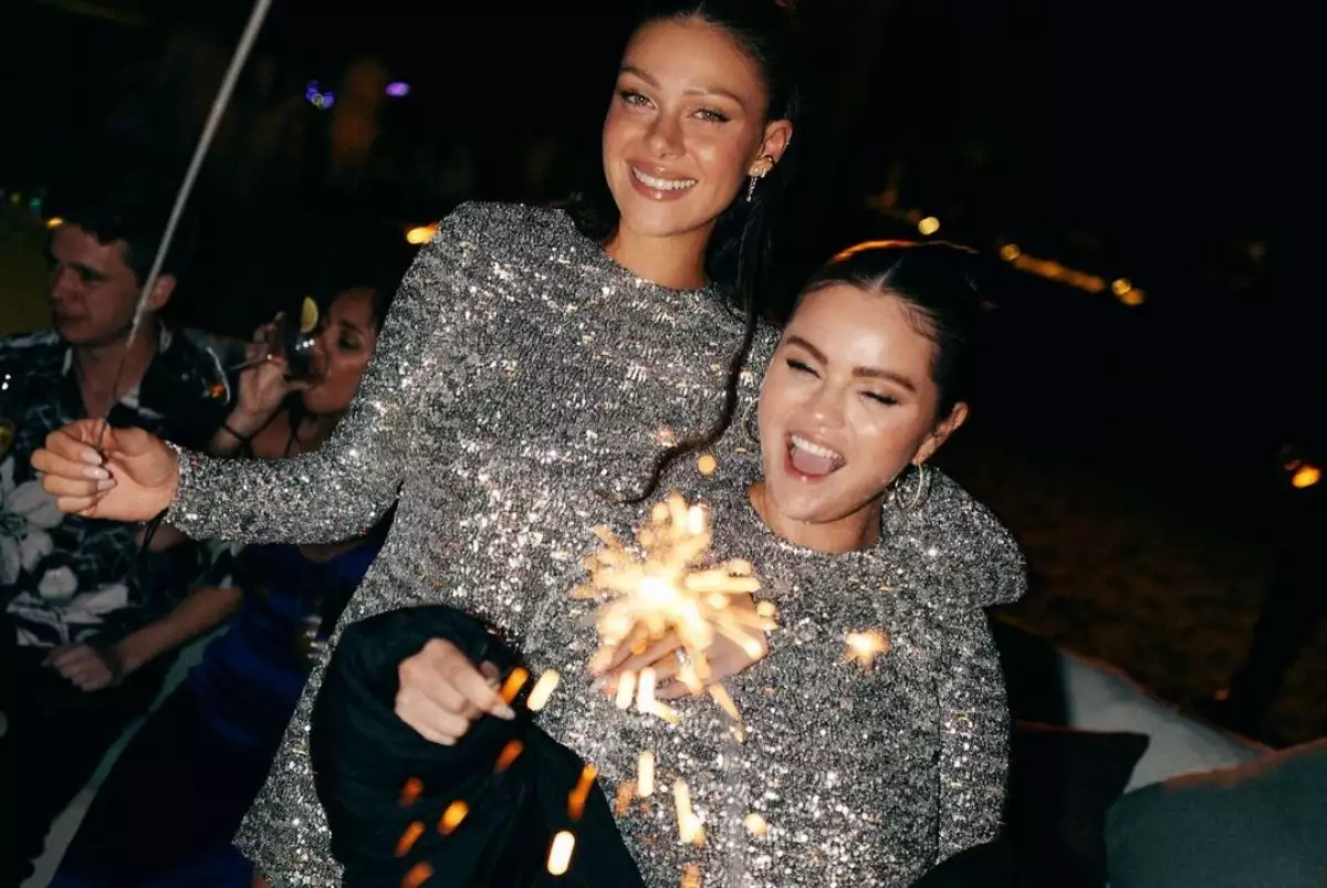 Nicola-Peltz-Selena-Gomez