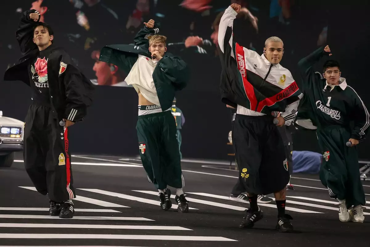 El desfile de Willy Chavarría en París Fashion Week brilló con talento latino: Santos Bravos, Mon Laferte, Lunay y El Malilla