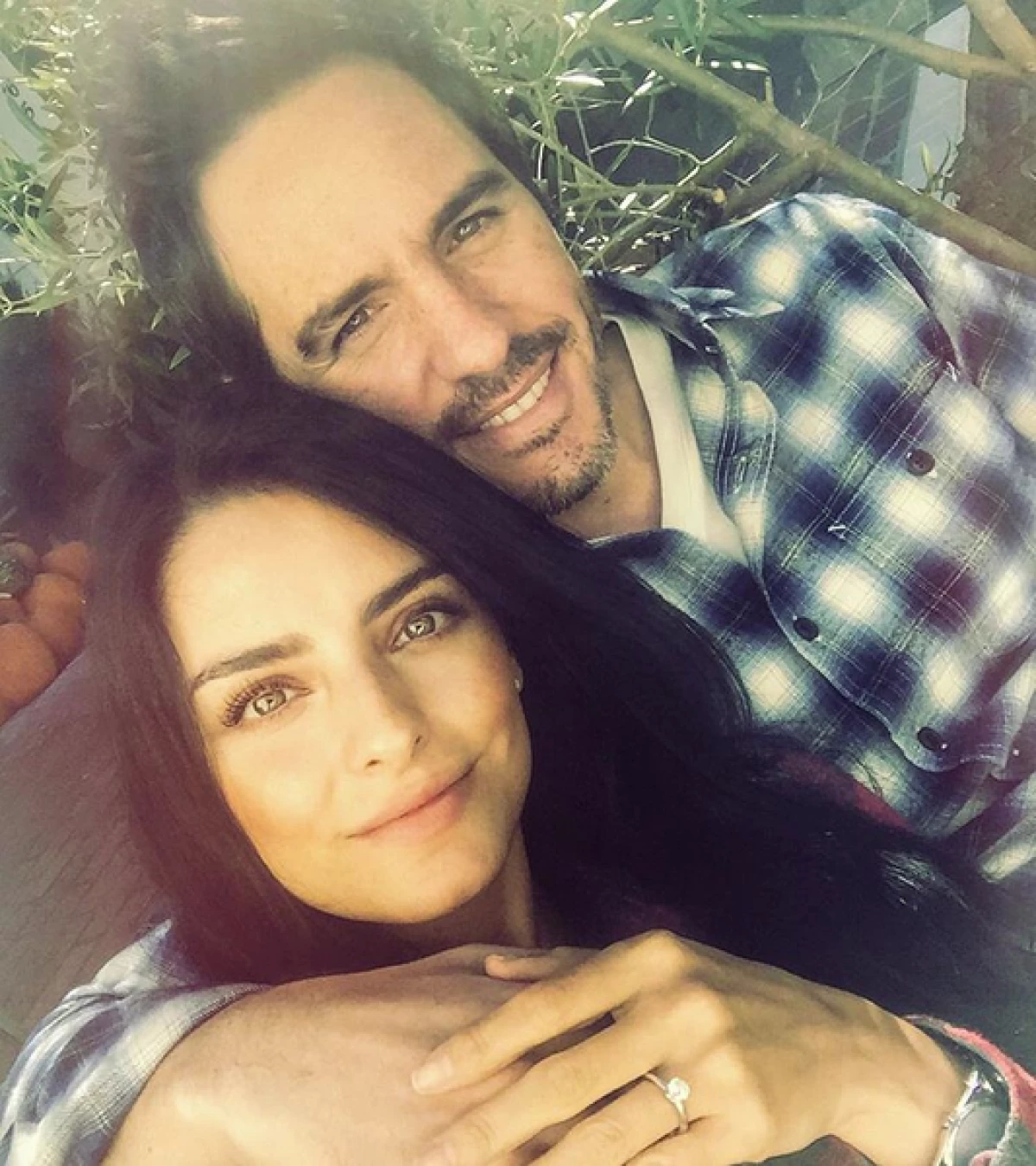 Los novios se comprometieron el año pasado, no han dado fecha de la boda pero están súper enamorados.