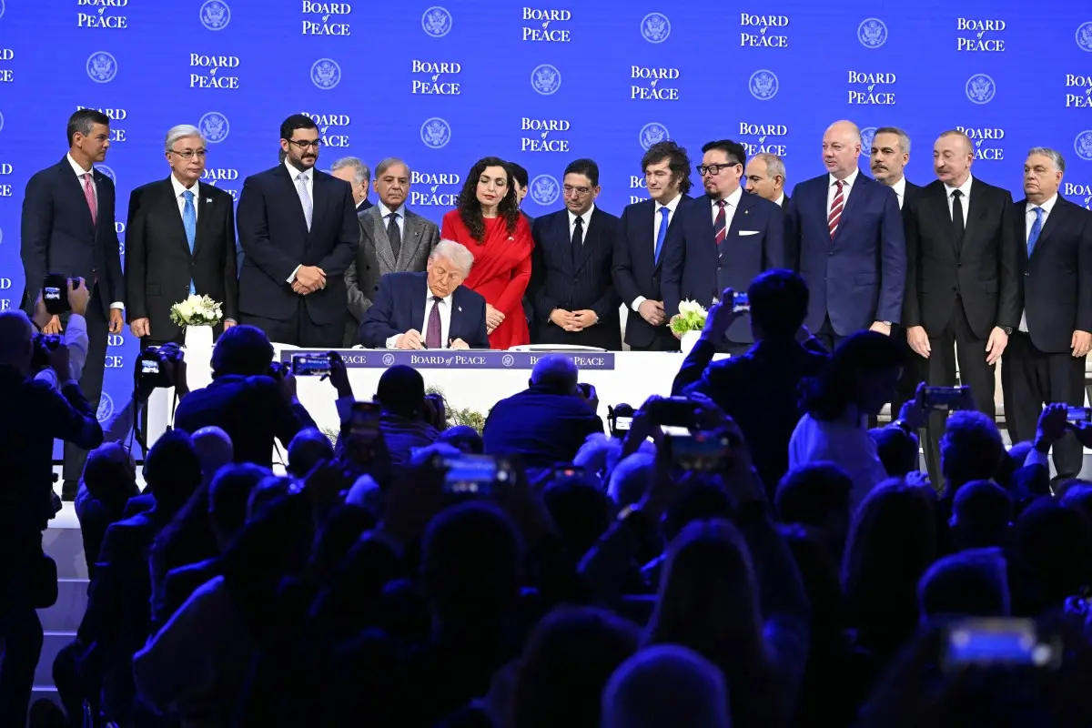 El presidente de Paraguay, Santiago Peña (izquierda), el presidente kazajo Kassym-Jomart Tokayev (2L), el ministro del tribunal del primer ministro de Bahréin, el, el sheque Isa bin Salman bin Hamad al-Khalifalifa (3L), el primer ministro de Pakistán, Shehbaz Sharif (4L), el presidente de Kosovo, Vjosa Osmani (C-R), el ministro de Relaciones Exteriores de Marruecos, Nasser Bourita (8R), el presidente de Argentina, Javier Milei (7R), el primer ministro de Mongolia Gombojav Zandanshatar (6R), el primer ministro