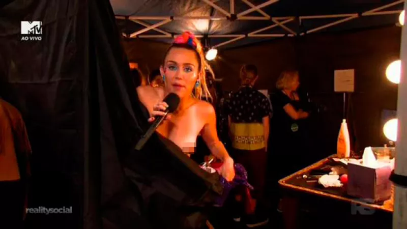 Tras una noche de muchas emociones, la conductora de la premiación dejó en evidencia sus boobs frente a millones de televidentes.