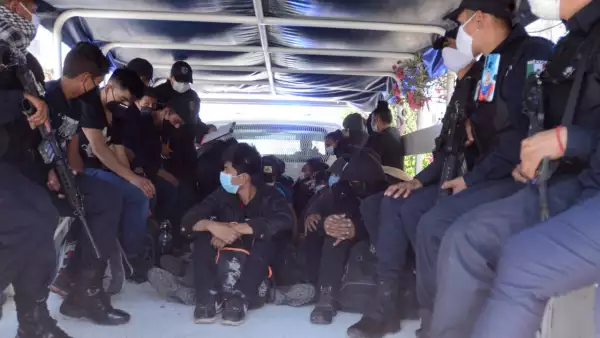 39 migrantes fueron rescatados de una casa en Ecatepec, en donde estaban hacinados. Fueron trasladados a instalaciones del INM para definir su situación migratoria.