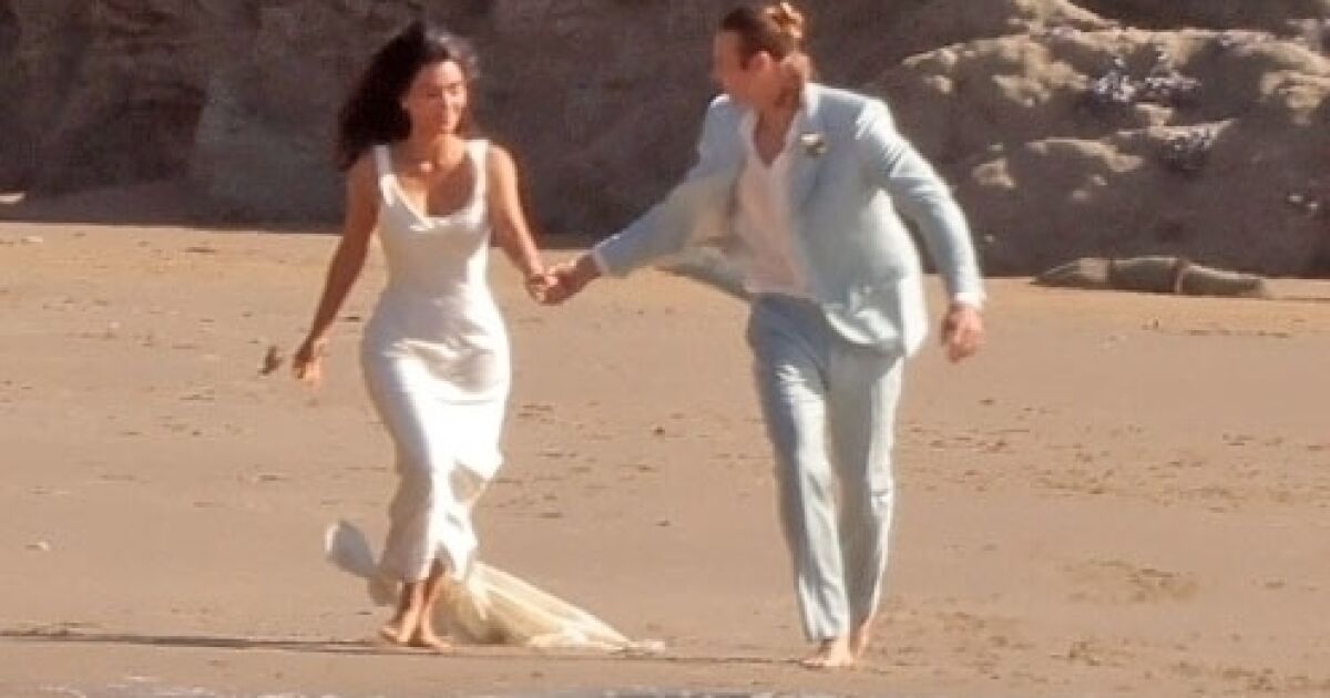 Captan a Kim Kardashian vestida de novia en la playa, ¿se casó en secreto?